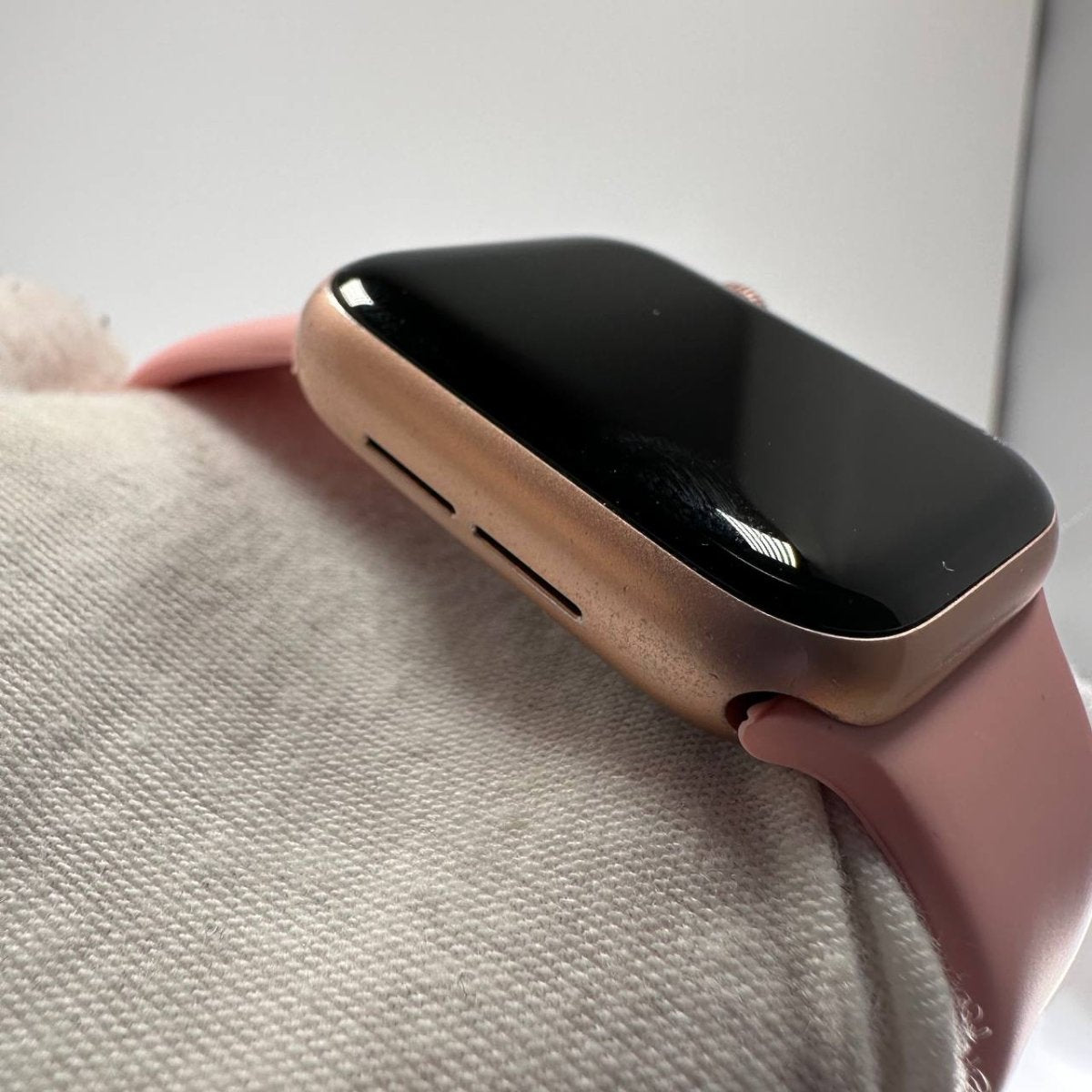 Apple Watch SE 1st Generation 40mm GPS Only - 32GB - Gold - BH 73% - RueZone