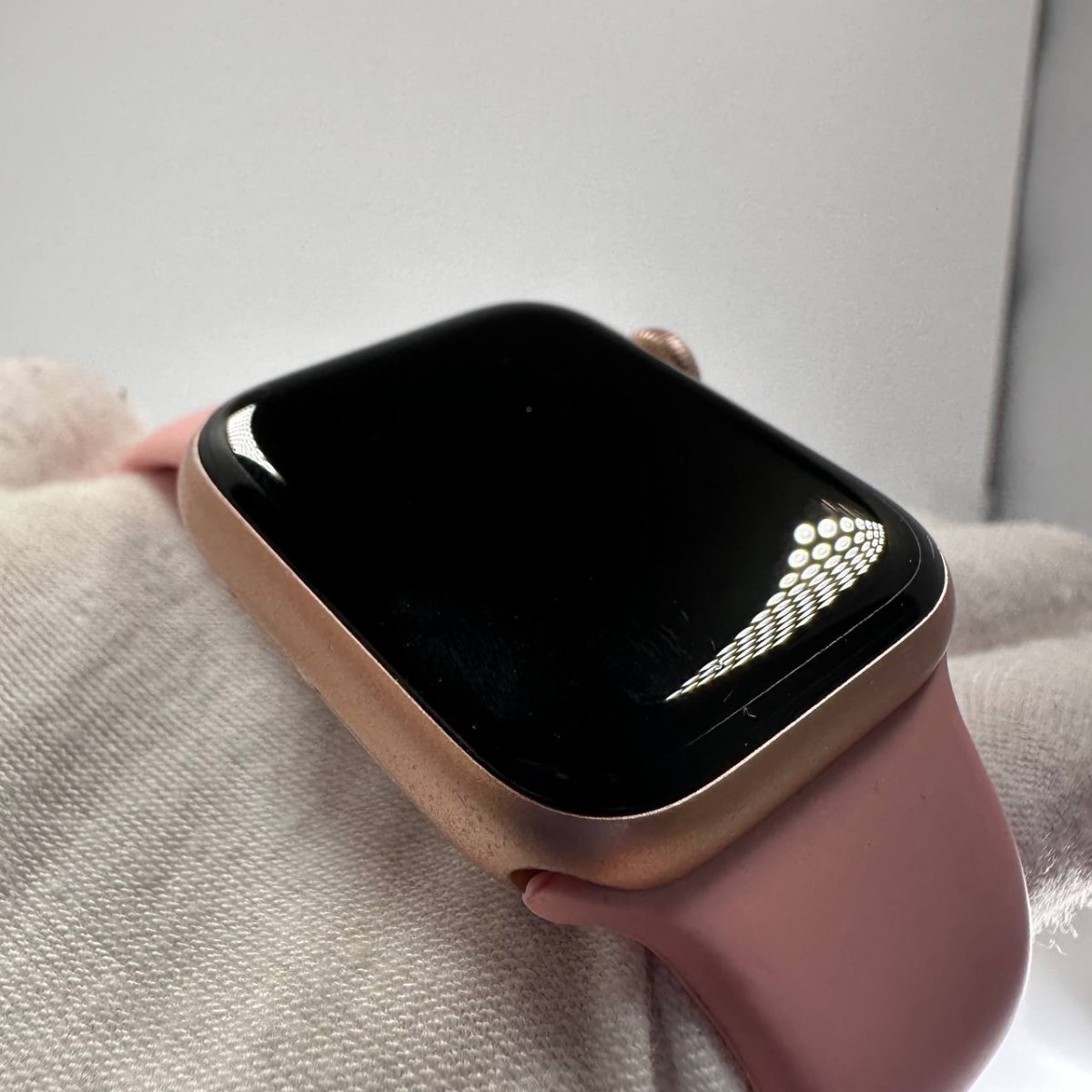 Apple Watch SE 1st Generation 40mm GPS Only - 32GB - Gold - BH 73% - RueZone