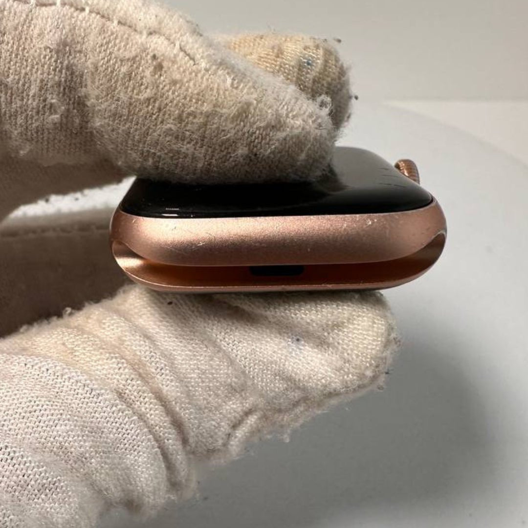 Apple Watch SE 40mm GPS - 32GB - Gold - Discolouration on frames - 83% BH - RueZone