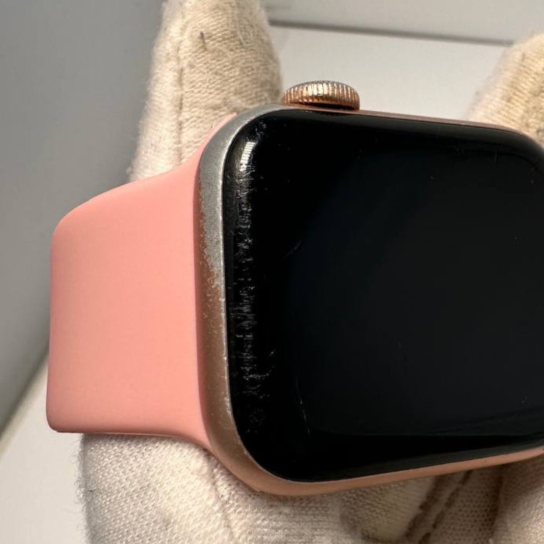 Apple Watch SE 40mm GPS - 32GB - Gold - Discolouration on frames - 83% BH - RueZone