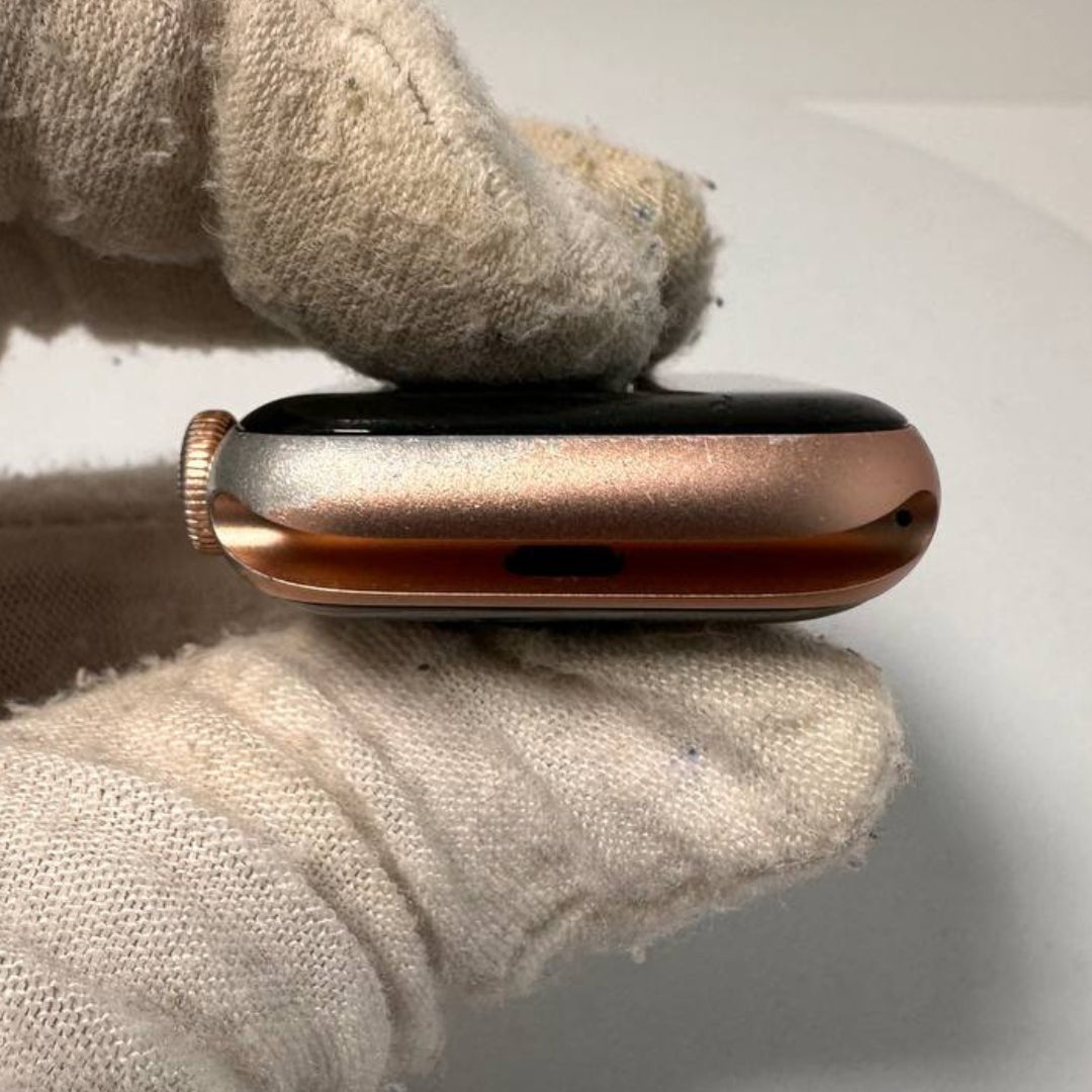 Apple Watch SE 40mm GPS - 32GB - Gold - Discolouration on frames - 83% BH - RueZone