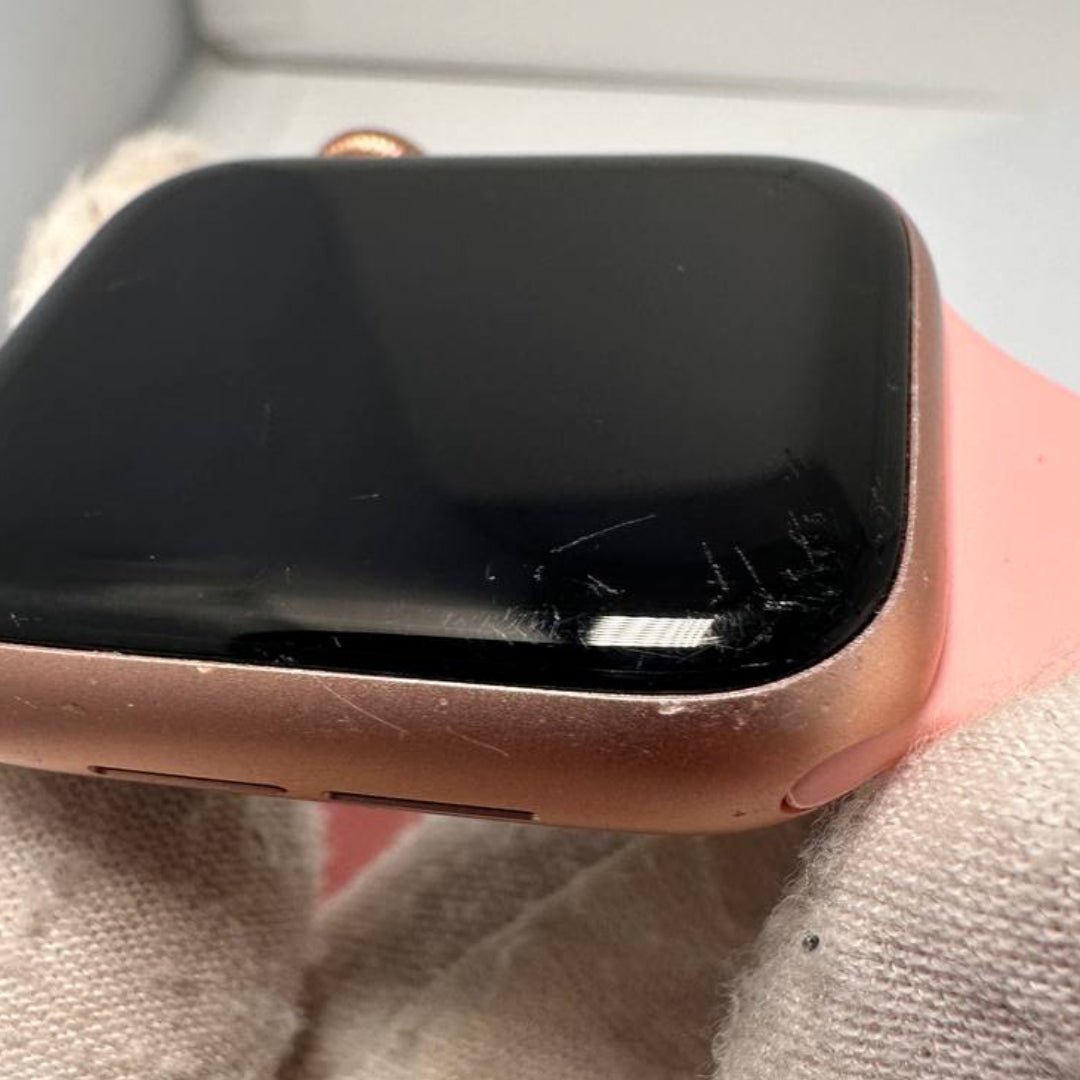 Apple Watch SE 40mm GPS - 32GB - Gold - Discolouration on frames - 83% BH - RueZone