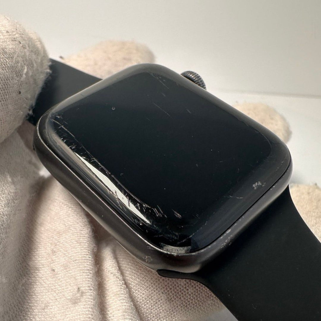 Apple Watch SE 40mm GPS - 32GB - Space Grey - Small Crack - RueZone