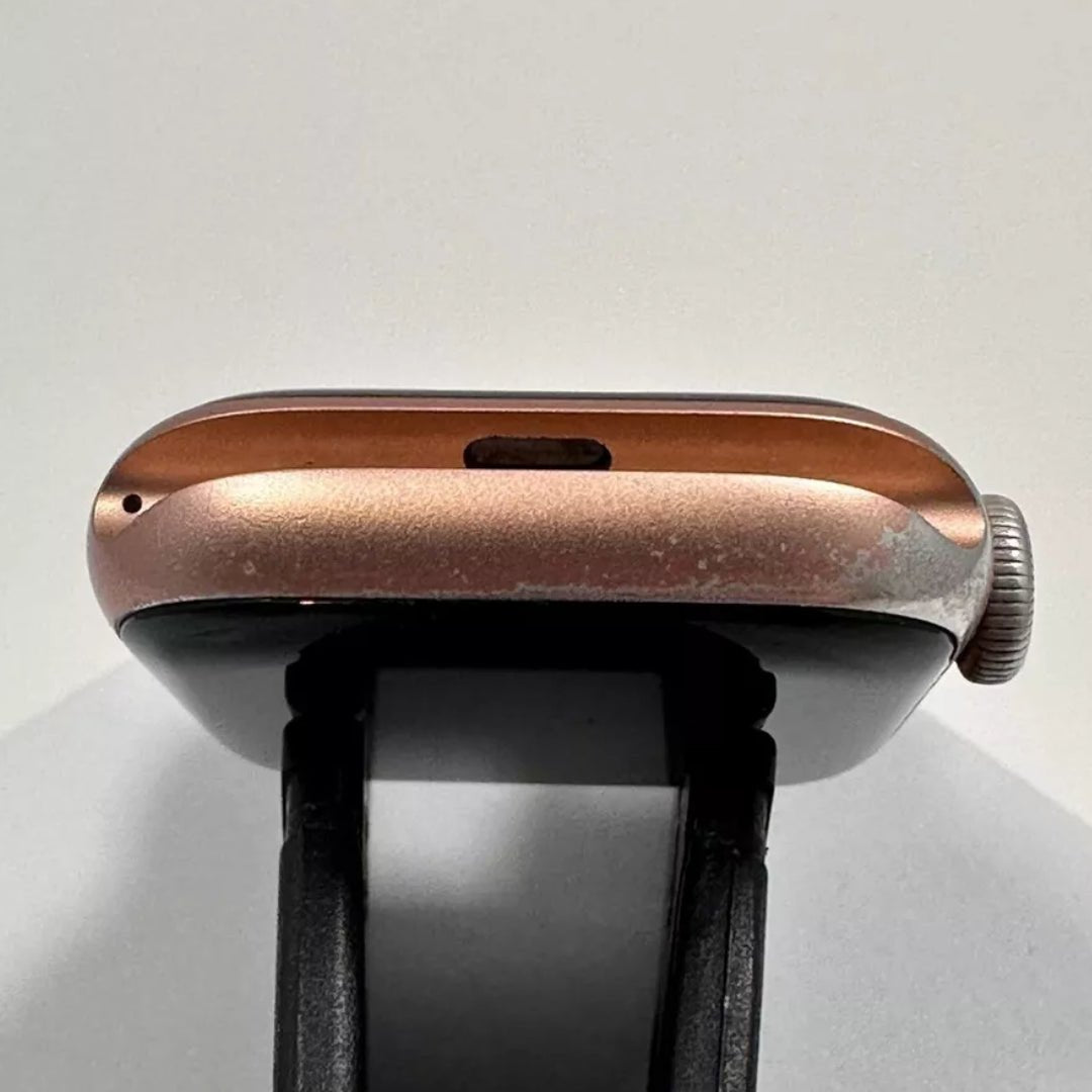 Apple Watch SE 40mm GPS Only - 32GB - Gold - BH 79% - RueZone