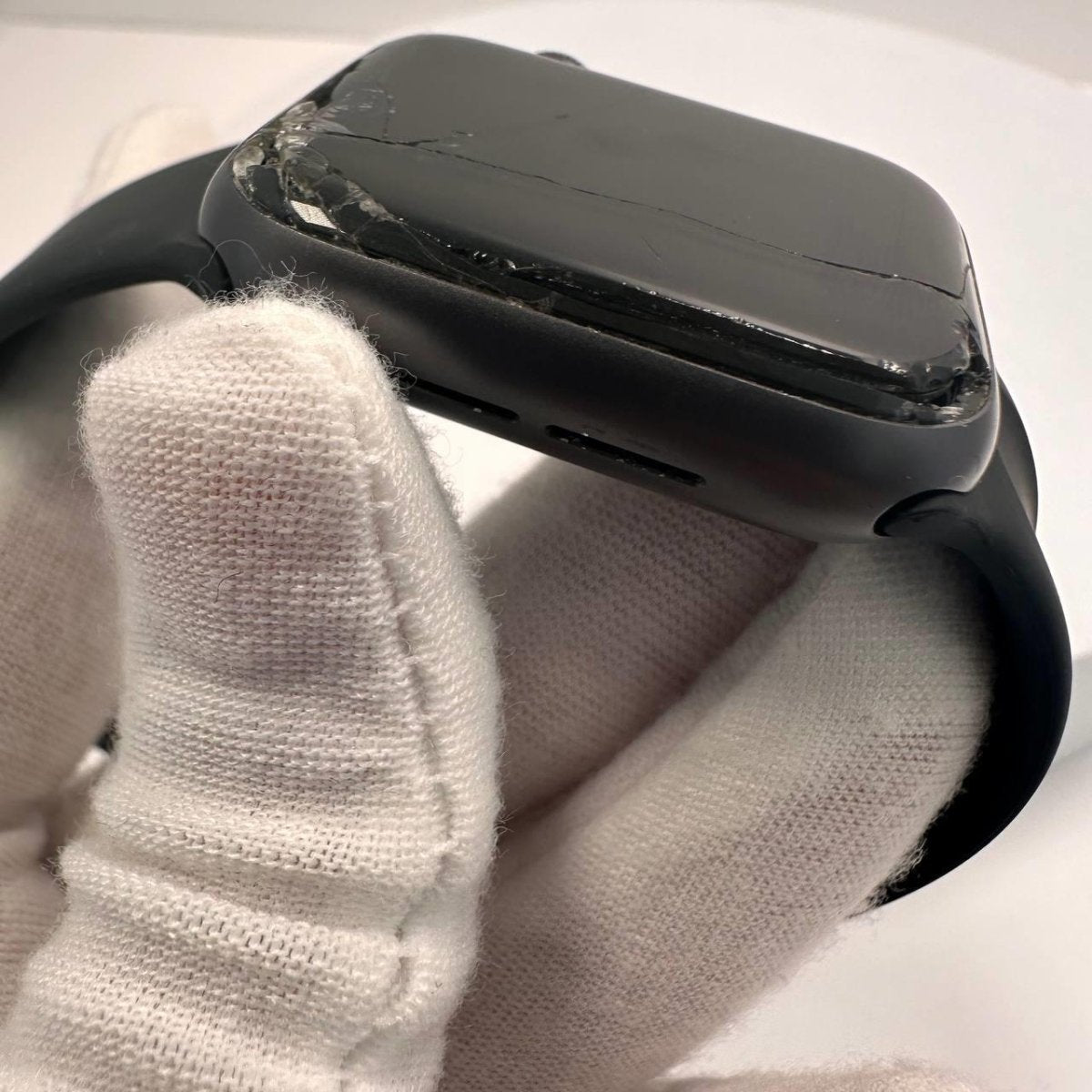 Apple Watch SE 40mm GPS Only - 32GB - Space Grey - BH 94% - Cracked Screen - RueZone