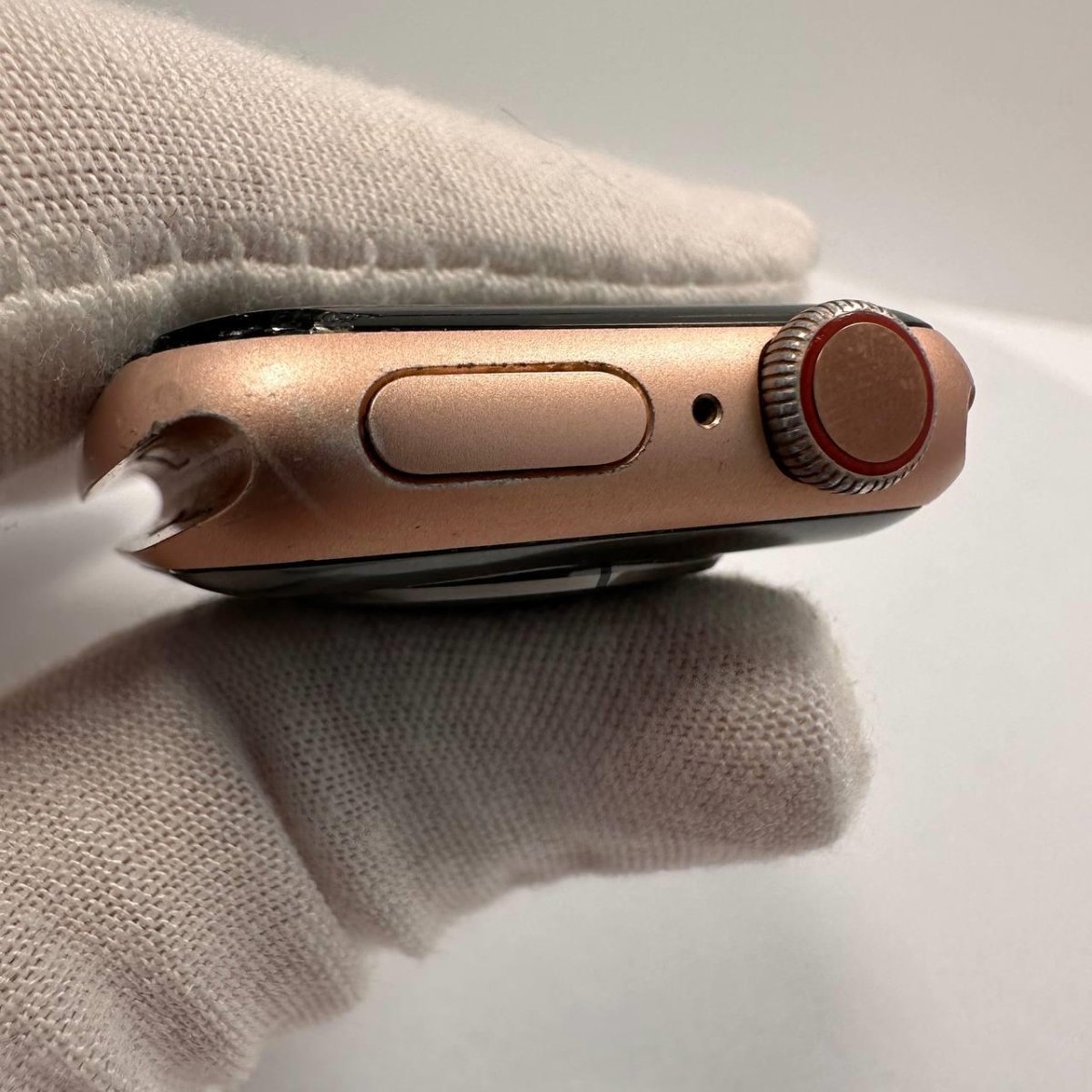 Apple Watch Series 4 40mm GPS + Cellular - 16GB - Gold - BH 77% - Cracked Screen - RueZone