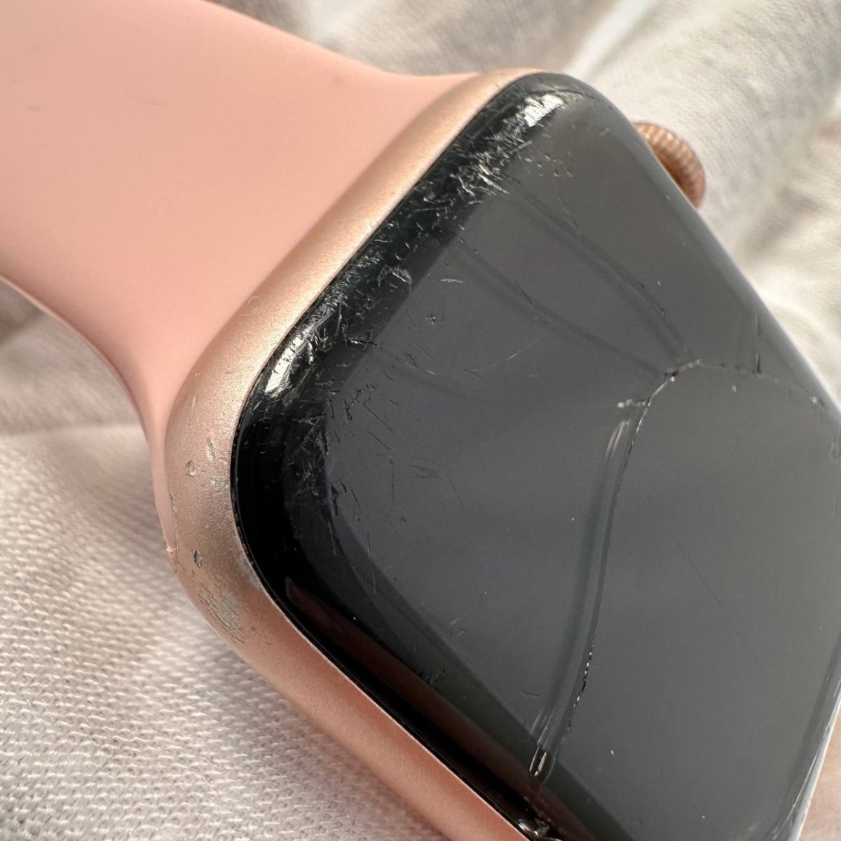 Apple Watch Series 4 40mm GPS + Cellular - 16GB - Gold - BH 77% - Cracked Screen - RueZone