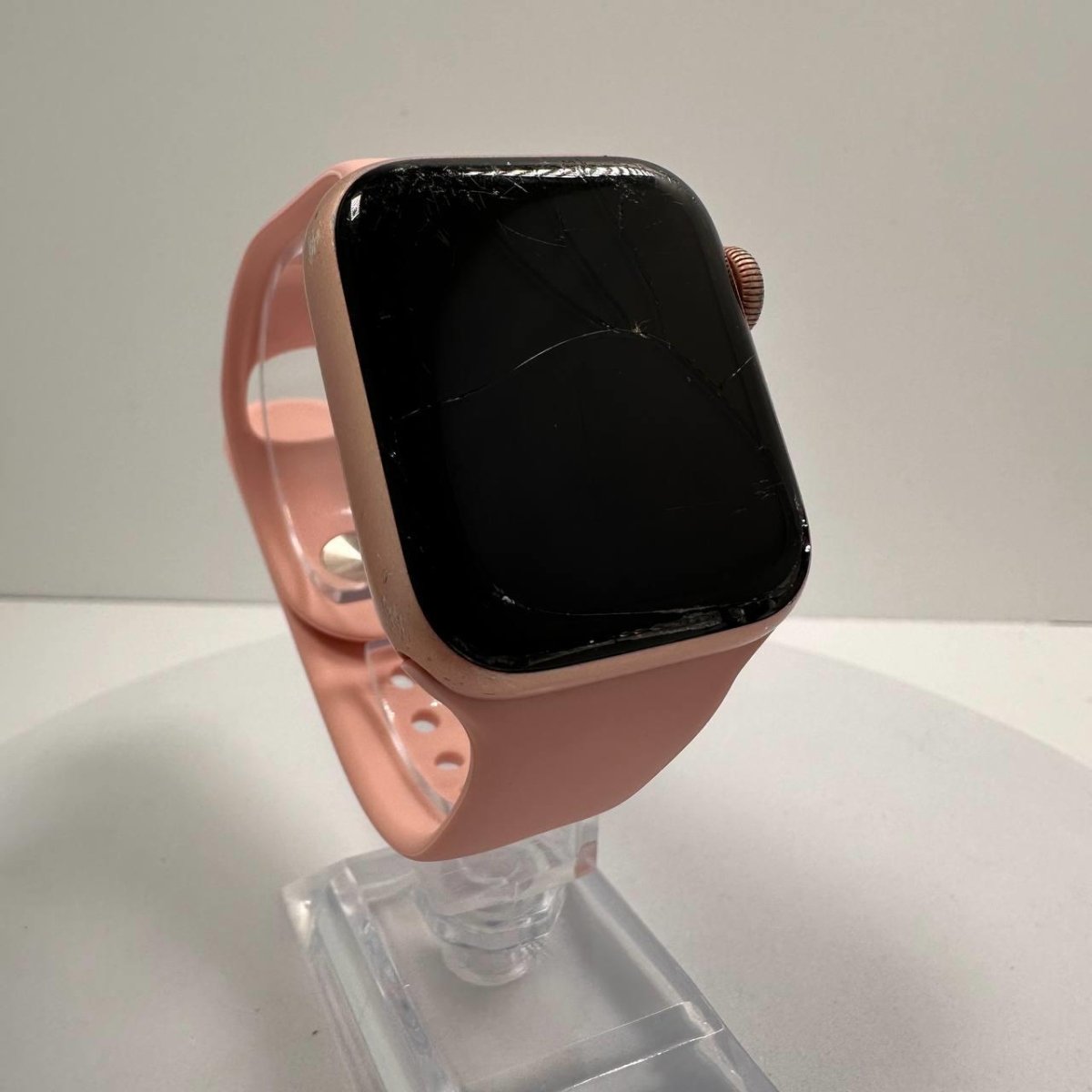 Apple Watch Series 4 40mm GPS + Cellular - 16GB - Gold - BH 77% - Cracked Screen - RueZone