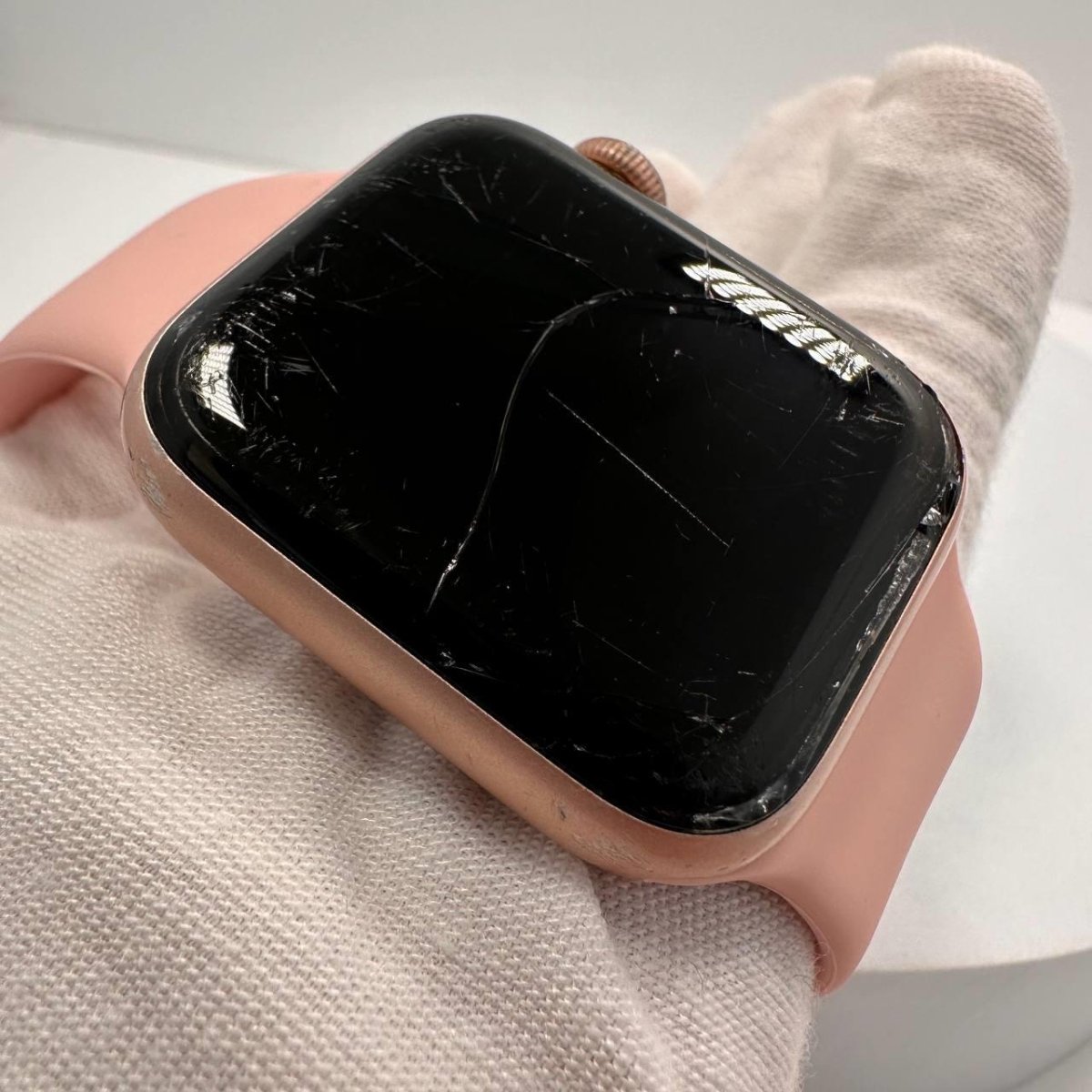 Apple Watch Series 4 40mm GPS + Cellular - 16GB - Gold - BH 77% - Cracked Screen - RueZone